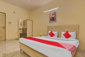 sypialnia z dużym łóżkiem z czerwonymi poduszkami w obiekcie Hotel Raas Near Near Laxmi nagar metro station w Nowym Delhi