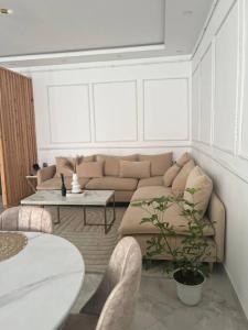ein Wohnzimmer mit einem Sofa und einem Tisch in der Unterkunft Luxueux T3 à Oran. in Oran