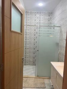 ein Bad mit einer Dusche und einer Glastür in der Unterkunft Luxueux T3 à Oran. in Oran