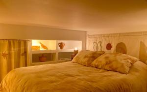 1 dormitorio con 1 cama grande en una habitación en L'Annexe de la Madrague Marseille, en Marsella