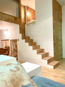 Una escalera en una sala de estar junto a una habitación en L'Annexe de la Madrague Marseille, en Marsella