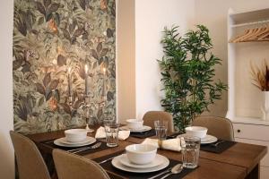 mesa de comedor con sillas y mural en la pared en Charming, modern & spacious Apartment, en Viena