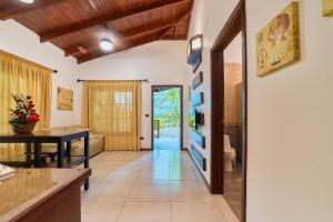 eine Küche und ein Esszimmer mit einem Tisch in der Unterkunft Oasi in Cahuita