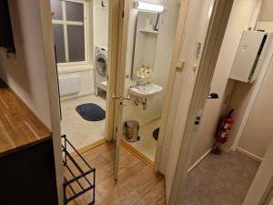 uma pequena casa de banho com um lavatório e um espelho em Apartment next to the bridge em Tromsø