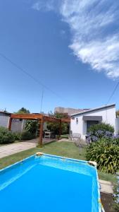 Πισίνα στο ή κοντά στο Cabaña a pasos del lago