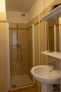 W łazience znajduje się prysznic i umywalka. w obiekcie La Stazione w mieście Trontano