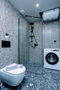 a bathroom with a toilet and a washing machine at Luxury Downtown Apartment Α2 in Thessaloniki