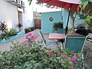 patio con ombrellone, tavolo e sedie di Estudio Luupita a Cabo San Lucas
