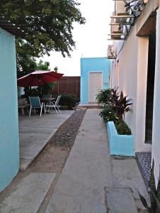 patio con tavolo, sedie e ombrellone di Estudio Luupita a Cabo San Lucas