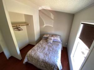 Habitación pequeña con cama y ventana en Wine Country House (4 people), en Villa de Juárez