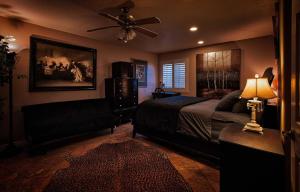 una camera con letto e ventilatore a soffitto di Z House a Las Vegas