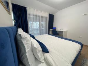- une chambre avec un lit, un bureau et une fenêtre dans l'établissement Florilor Residence II, à Piteşti