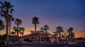 una casa con palme di fronte a un tramonto di Z House a Las Vegas