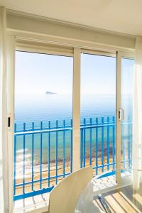 ベニドルムにあるPrimera línea playa levante Benidormの海の景色を望む客室です。