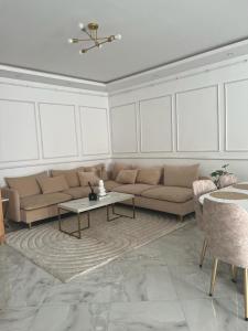 奧蘭的住宿－Luxueux T3 à Oran.，客厅配有沙发和桌子