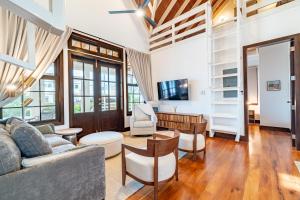 Μια τηλεόραση ή/και κέντρο ψυχαγωγίας στο Livengood Properties BZ+The PoolClub@Mahogany Bay!