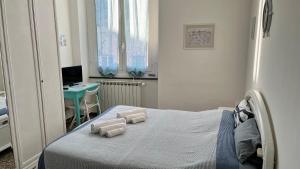 ein Krankenhauszimmer mit einem Bett mit zwei Kissen darauf in der Unterkunft B&B Ligustico in Genua