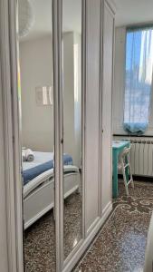 ein Krankenhauszimmer mit einem Bett und einem Spiegel in der Unterkunft B&B Ligustico in Genua