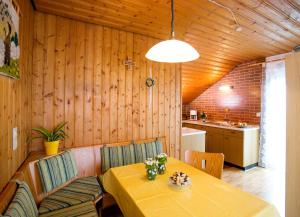uma sala de jantar com uma mesa e uma cozinha em Ferienhaus Endl em Freyung
