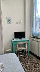 einen grünen Schreibtisch in einem Zimmer mit einem Bett in der Unterkunft B&B Ligustico in Genua