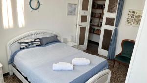 ein Schlafzimmer mit einem Bett mit zwei Handtüchern darauf in der Unterkunft B&B Ligustico in Genua