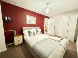 En eller flere senge i et værelse på Enjoy The Willow, lovely home to stay & relax while in Ashford!