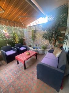 un patio con divani, tavolo e piante di Appart bien équipé avec jardin privé à California a Casablanca