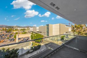 Spacious Hollywood Apartments with Pool/Gym/Free Parking
