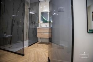 bagno con lavandino e specchio di Salotto Room Boutique a Pescara