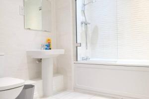 a bathroom with a toilet sink and a shower at Prime Location - 4 Bedroom 3.5 Bathroom House - Sleeps up to 8 - Free Parking, Fast Wifi, Balcony, Smart TV and Private Garden by Yoko Property in Milton Keynes