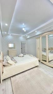 sypialnia z dużym łóżkiem w pokoju w obiekcie # 268 Светлая и уютная квартира w mieście Atyrau