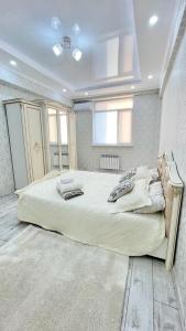 duża sypialnia z dużym łóżkiem w pokoju w obiekcie # 268 Светлая и уютная квартира w mieście Atyrau