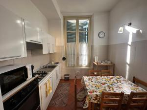 una pequeña cocina con mesa, mesa y sillas en AS APartment Modena, en Módena
