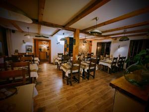 - un restaurant avec des tables et des chaises dans une salle dans l'établissement Auberge Saint Antoine, à Pelvoux