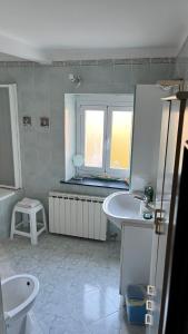 ein Badezimmer mit 2 Waschbecken und 2 WCs in der Unterkunft B&B Ligustico in Genua