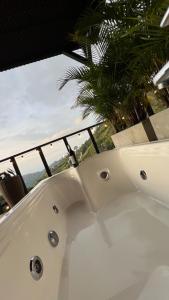 bañera blanca en la parte superior de un balcón en Glamping Idilio, en Llanitos