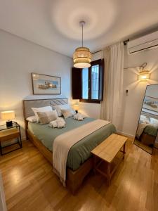 1 dormitorio con 1 cama grande y 1 mesa en La Terraza de Porvenir 10 - Jerez de la Frontera, en Jerez de la Frontera