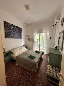 a bedroom with a bed and a window at Cozy Flat Loutra Aidipsou in Loutra Edipsou