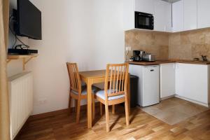 een kleine keuken met een tafel en 2 stoelen bij Lovely studio near Panthéon 5th arr of Paris - Welkeys in Parijs