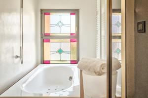 uma casa de banho com uma banheira e uma janela em Residenza Villa Clara em Bettolle