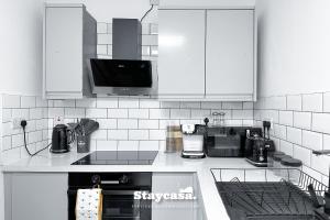 A kitchen or kitchenette at Luxurious 1 Bedroom Apartment Sleeps 3-4