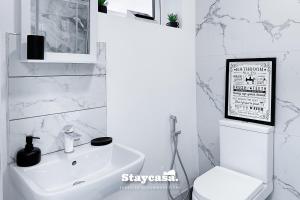 A bathroom at Luxurious 1 Bedroom Apartment Sleeps 3-4