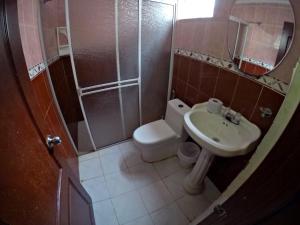 y baño con ducha, aseo y lavamanos. en Nahimara Champeta Hostel, en Cartagena de Indias