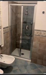 La salle de bains est pourvue d'une douche, de toilettes et d'un lavabo. dans l'établissement RESIDENZA IN PIAZZETTA, à Vasto