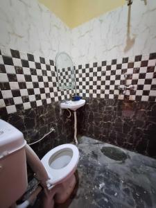 y baño con aseo y lavamanos. en OYO Hotel Raj Residency, en Aligarh