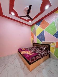 1 dormitorio con una pintura en la pared en OYO Hotel Raj Residency, en Aligarh