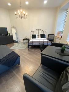 ein Wohnzimmer mit 2 Betten und einem Sofa in der Unterkunft Modern city centre apartment in Vilnius