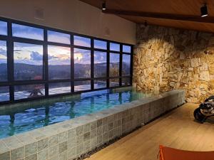 een zwembad met uitzicht op de bergen bij Wanderlust Experience Hotel, Campos do Jordão in Campos do Jordão