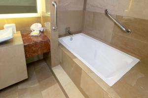 a bathroom with a bath tub and a sink at Holiday Inn Queretaro Zona Diamante, an IHG Hotel in Querétaro