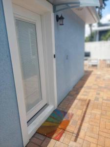 una puerta con una ventana en el lateral de una casa en Quaint and Peaceful Efficiency en Tampa